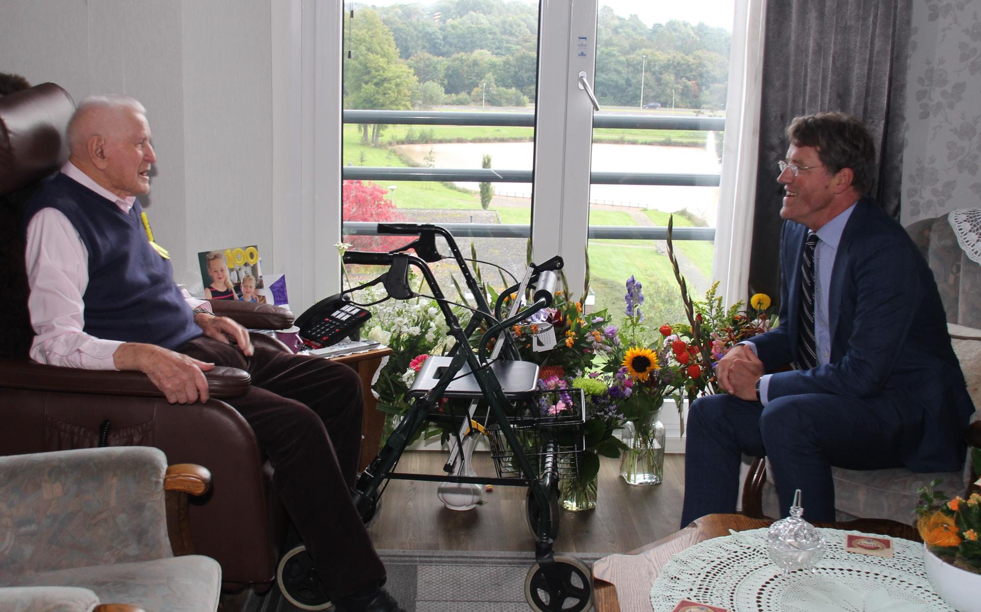 Honderdjarige Jan Timmer uit Emmen krijgt